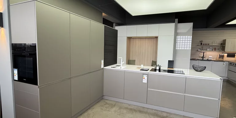 Küche von H&auml;cker - N132 SMART - sandgrau metallic