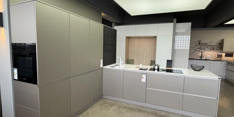 Küche von H&auml;cker - N132 SMART - sandgrau metallic