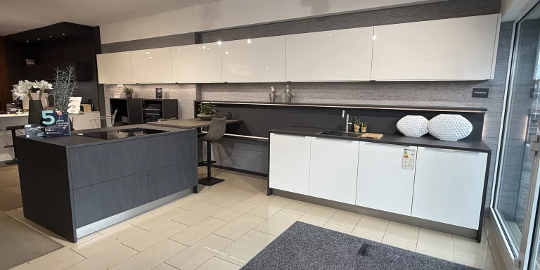 Küche von H&auml;cker - Systemat AV2130 - Kristallwei&szlig; Hochglanz Lack, PerfectSense&reg;